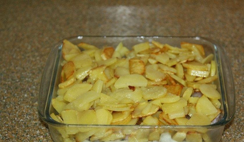 1. Этап. Конгрио в духовке: 6. Когда на нем начнет появляться румяная корочка, можно выкладывать его на нашу рыбу.