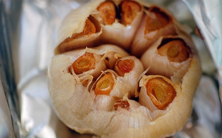 1. Этап. Куриная грудка с картофелем: 1. Срежьте хвостики у головок чеснока, выложите их на противень с фольгой и полейте несколькими каплями оливкового масла. Отправьте в разогретый до 175 градусов духовой шкаф на 1 час.