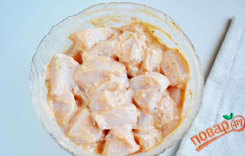 1. Этап. Шашлык из курицы с сосисками: Куриное филе порежьте средними кусочками, замаринуйте в соусе. Накройте пленкой пищевой и уберите на 2 часа в холодильник. Бамбуковые шпажки замочите в воде на 1-2 часа, чтобы не горели на мангале.