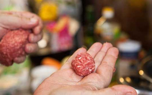 1. Этап. Фрикадельки в суп: 4. Поставьте на огонь кастрюлю с водой и доведите до кипения. Отщипывайте небольшие порции фарша и формируйте шарики.