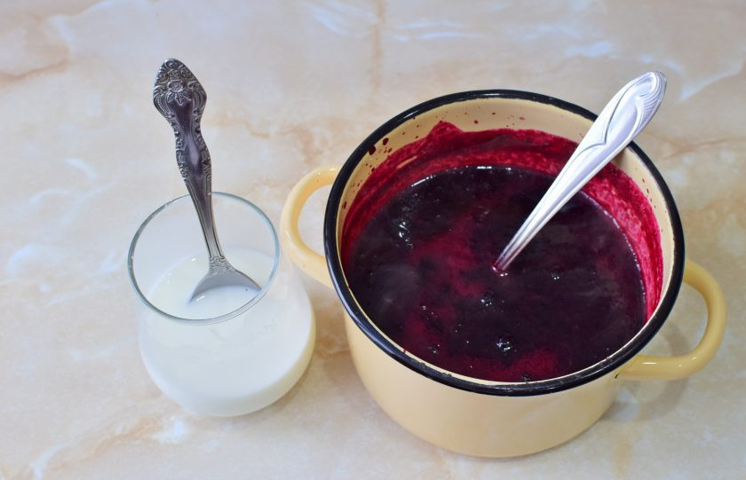 1. Этап. Конфитюр из черной смородины: При постоянном помешивании влейте крахмал в ягоды. Верните на огонь и снова доведите до кипения.