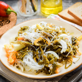 Салат с фунчозой и морской капустой