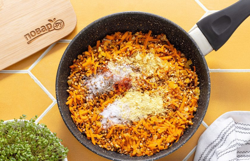 1. Этап. Котлеты из гречки с овощами: Добавьте гречку в сковороду к жареным овощам. Жарьте несколько минут, периодически помешивая. Затем добавьте все специи и соль, жарьте еще около минуты.