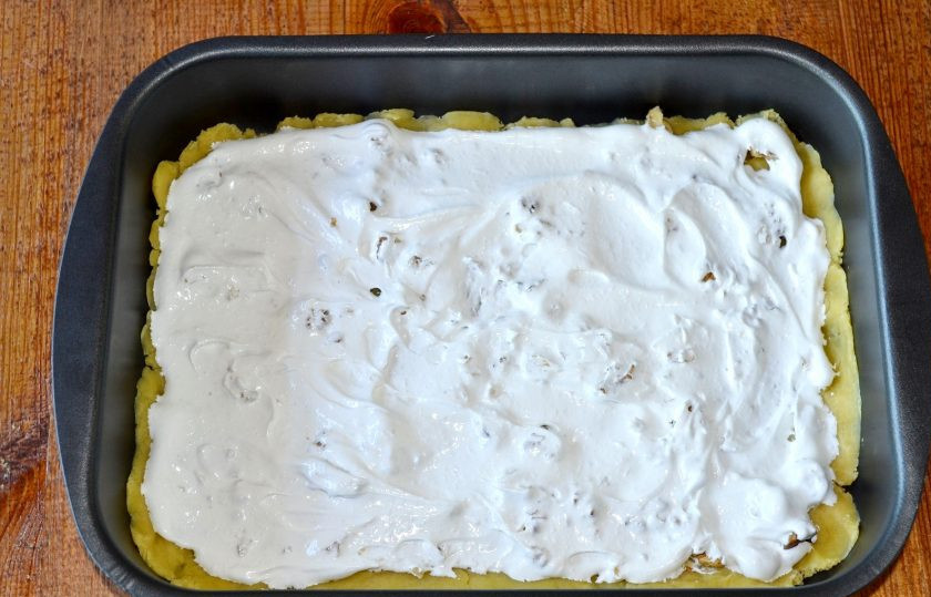 1. Этап. Торт Прекрасная Мария: Выложите безе ровным слоем. Отправьте корж в разогретую до 180 градусов духовку.