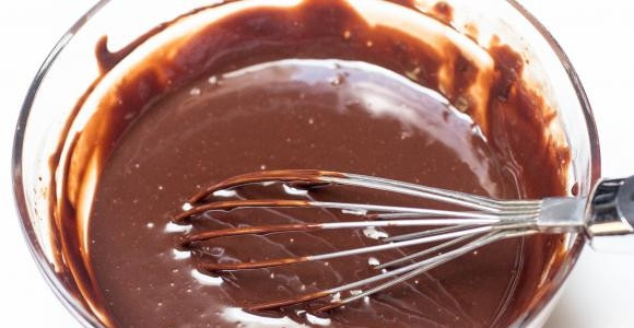 1. Этап. Торт Муравейник со сгущенкой: 12. Перемешайте хорошенько все до растворения шоколада.