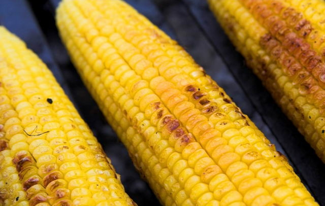 1. Этап. Кукуруза по-мексикански: Отваренную кукурузу нам необходимо достать из кастрюли и дождаться пока она обсохнет. Затем мы запекаем ее на мангале или гриле, если нам позволяют возможности. Можно так же проделать то же самое в домашних условиях в духовке под хорошо разогретым грилем. Это займет не более 10 минут, пока кукуруза не начнет темнеть.