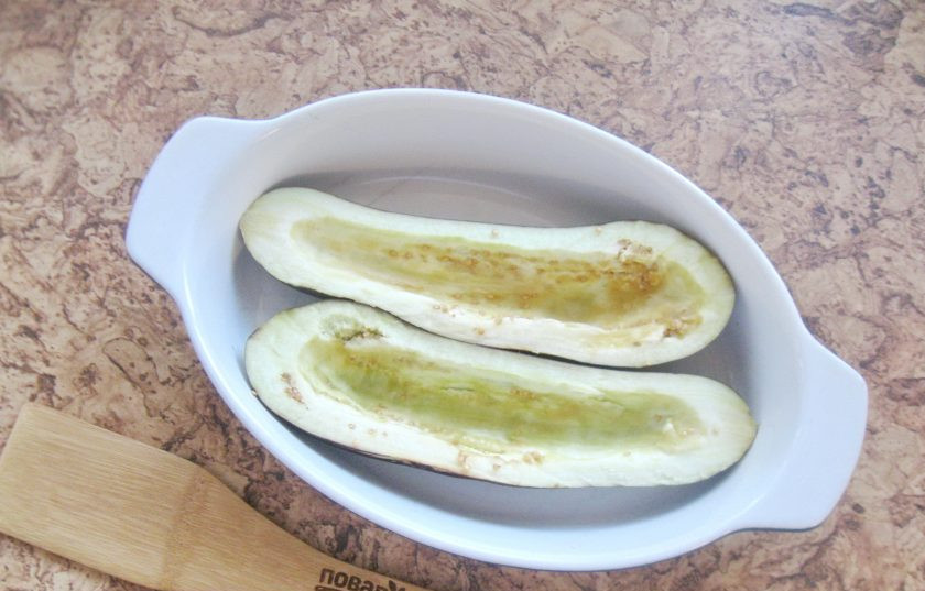 1. Этап. Баклажаны по-турецки: Баклажан помойте и разрежьте вдоль на две части. Чайной ложкой или ножом вырежьте из каждой половинки мякоть. Выложите баклажан в форму для запекания, смазанную маслом и поставьте в духовку, разогретую до 180 градусов на 20-25 минут.