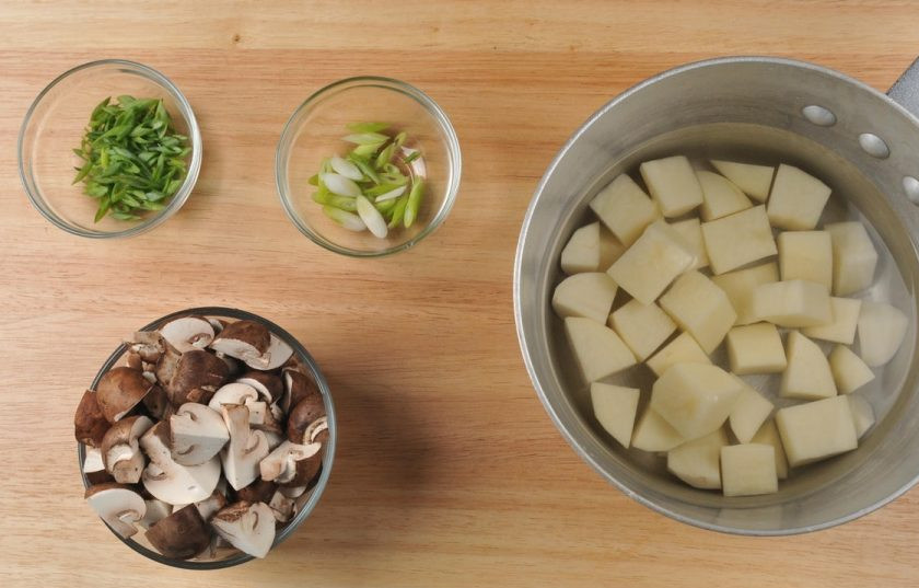 1. Этап. Стейк Марсала: 1. Картофель почистите и нарежьте кубиками. Выложите их в кастрюлю с холодной подсоленной водой. Доведите до кипения, а затем варите 20 минут. Грибы нашинкуйте четвертинками. Лук порубите под углом.