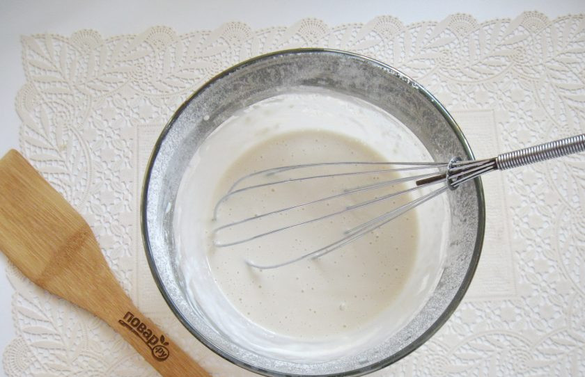 1. Этап. Оладьи без яиц и молока: Замесите опару.