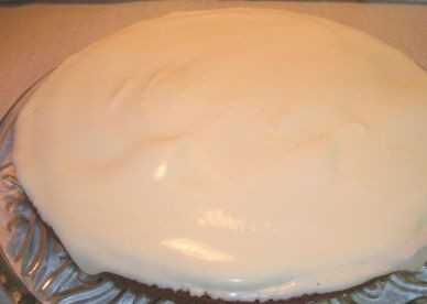 1. Этап. Медовый торт простой: На него выкладываем половину крема.