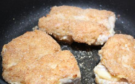 1. Этап. Рулеты из индейки: Солим и обжариваем на среднем огне в растительном масле с двух сторон до образования золотистой корочки.