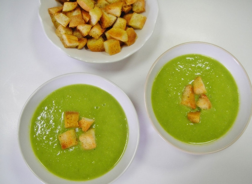 1. Этап. Суп из замороженного горошка: Подавать с гренками. Приятного аппетита!