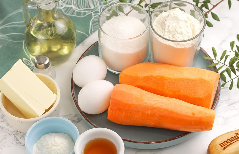 1. Этап. Морковный кекс с медом: Подготовьте указанные продукты. Мед можно выбрать любого сорта. Морковь очистите от кожуры и промойте в воде.