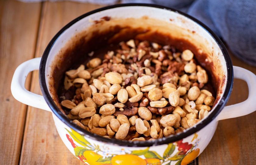 1. Этап. Шоколадный щербет: Затем добавьте в шоколадную массу грецкие орехи и арахис. Перемешайте все ложкой.