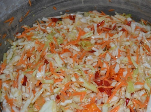 1. Этап. Солянка на зиму в банках с грибами: Морковь натираем на терке, шинкуем мелко капусту. Режем кубиками перец и лук. Заливаем соусом и маслом, кладем лавровый лист. Смешиваем с водой, добавляем специи и соль, тушим на тихом огне полтора часа.