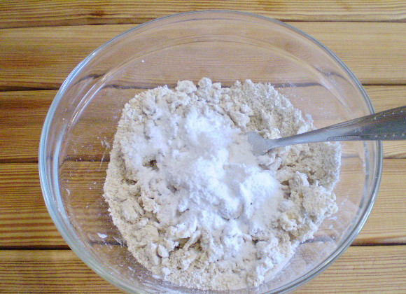 1. Этап. Печенье для диабетиков: 3. Вводим фруктозу. Перемешиваем.