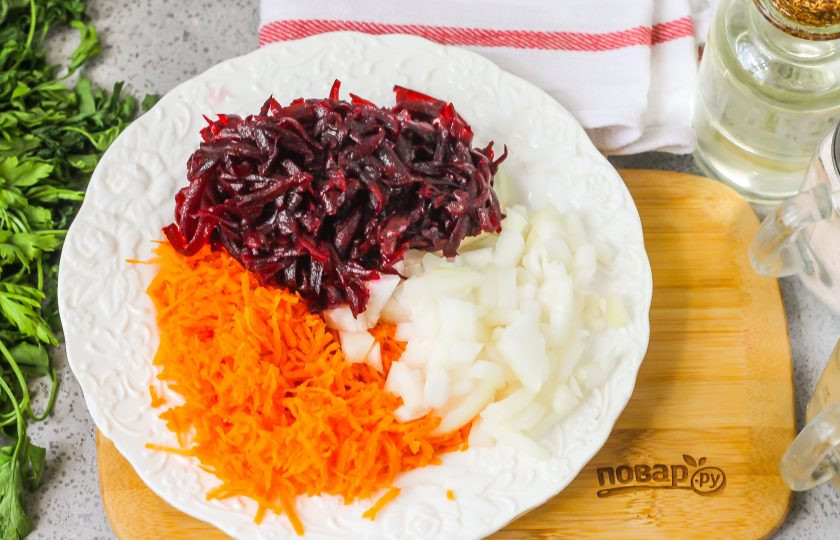 1. Этап. Еврейский борщ: Морковь натрите на терке с мелкими ячейками, свеклу — на терке с крупными ячейками, а лук нарежьте мелкими кубиками.