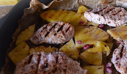 1. Этап. Индейка с ананасами на гриле: Жарить на огне чуть выше среднего по 1-2 минуты с каждой стороны.