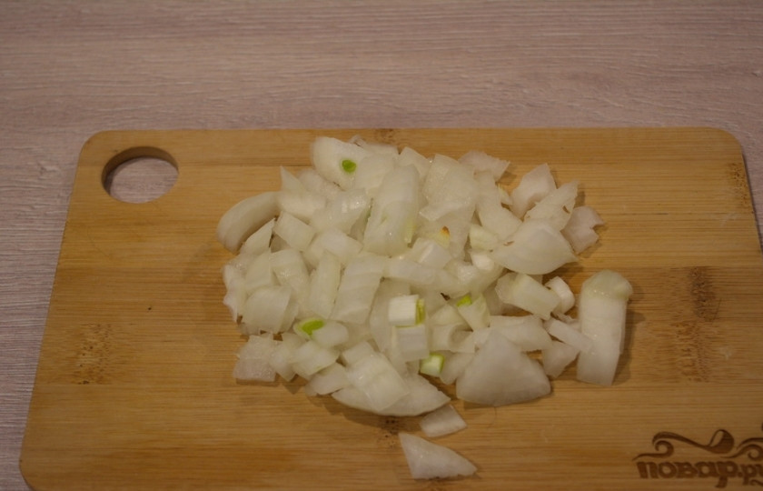 1. Этап. Булочки с мясом в духовке: Пока тесто готовится, приготовим начинку. Репчатый лук нарезаем небольшими кубиками и обжариваем на растительном масле.