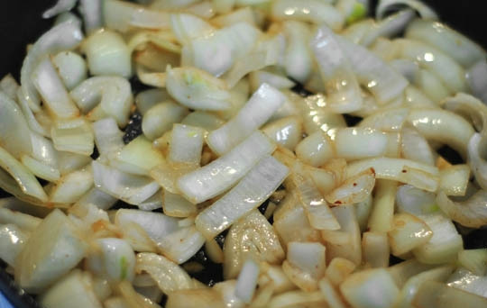 1. Этап. Говядина по-деревенски: Перекладываем говядину в отдельную посуду, а на сковороде начинаем обжаривать лук с чесноком. Готовим, пока лук не станет прозрачным.