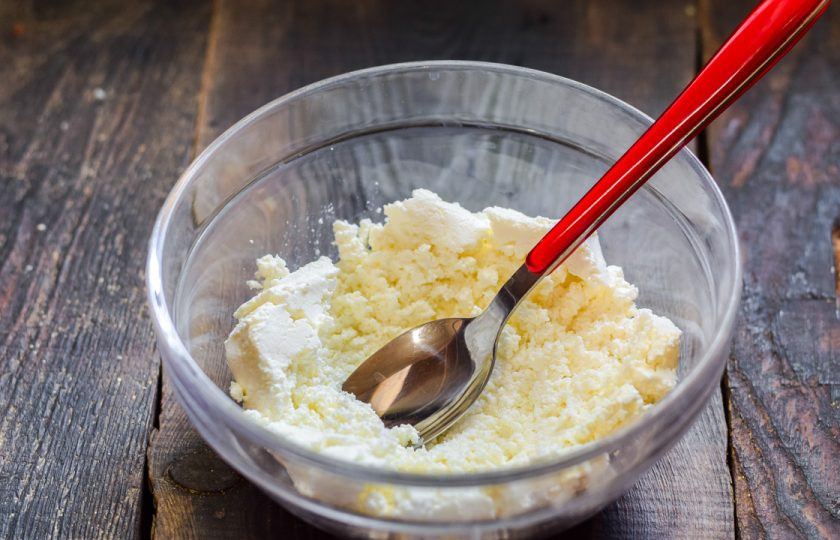 1. Этап. Сырники как в ресторане: В глубокую миску переложите творог.