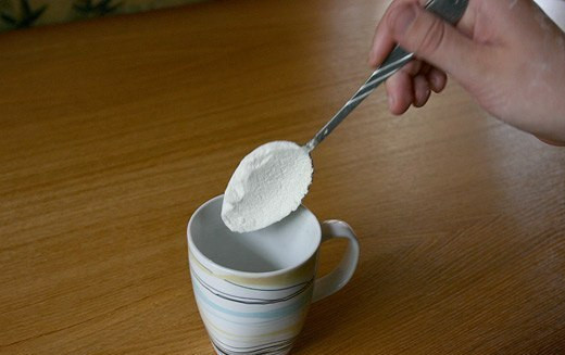 1. Этап. Шоколадный кекс за 5 минут: Положите муку.