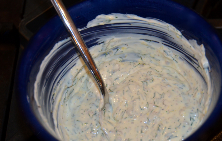 1. Этап. Горбуша под чесночным соусом: 1. Каперсы измельчим, цедру лимона и чеснок натираем на мелкой терке. Помещаем все в миску, добавим измельченную зелень, сок лимона и сметану. Тщательно перемешаем, добавим специи по вкусу.