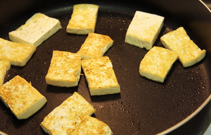 1. Этап. Курица с тофу и овощами: 5. На сковороде разогрейте масло и выложите тофу. Обжарьте до румяной корочки с двух сторон.