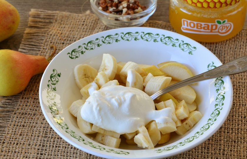 1. Этап. Салат из груши и банана: Добавьте в салат сметану. Можете заменить сметану на классический йогурт.