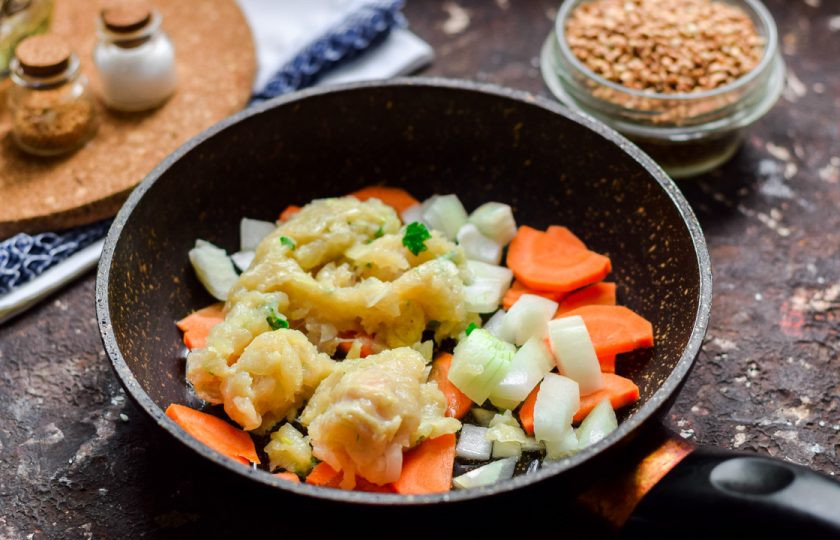 1. Этап. Гречка с фаршем и грибами: Добавьте в сковороду подготовленный фарш.