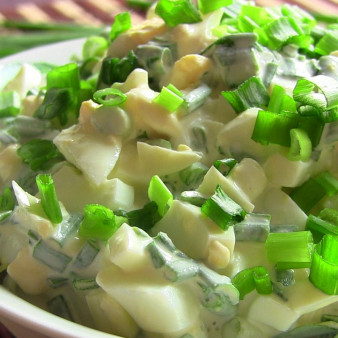 Салат с яйцом и луком