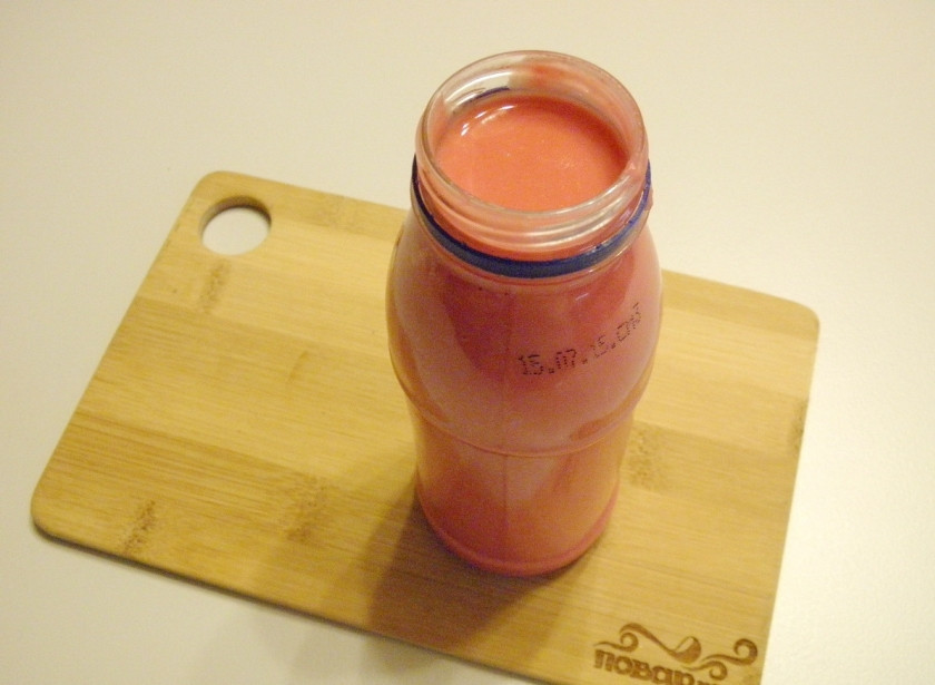 1. Этап. Постная колбаса: Очень удобно делать колбасу с помощью бутылки, потому как жидкое пюре сложно завернуть в фольгу или пленку. Налейте пюре в бутылку с толстым горлом, или срежьте для удобства горло совсем. Накройте крышкой и уберите колбасу в холодильник на ночь.