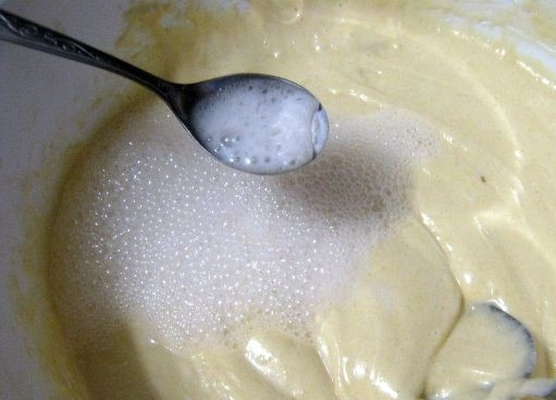 1. Этап. Торт Мужской каприз: 3. Погасите соду в уксусе, введите в тесто. Снова перемешайте до получения густой сметаны.