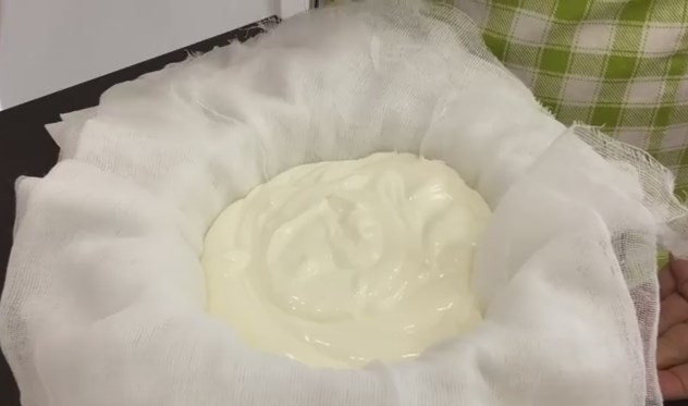1. Этап. Сыр Филадельфия (легкий и вкусный рецепт): 5. Далее потребуются: сито, марля, глубокая миска, блюдце и банка в содой в качестве гнета. В глубокую миску поставьте сито и накройте марлей, сложенной в 3-4 слоя. Аккуратно вылейте туда смесь.