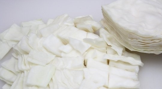 1. Этап. Маринованная капуста кусочками со свеклой: 1. Первым делом нарежьте капусту квадратными кусочками. Размер квадратиков примерно 3 на 3 сантиметра. Важно, чтобы кусочки были одинаковыми. Тогда закуска промаринуется равномерно.