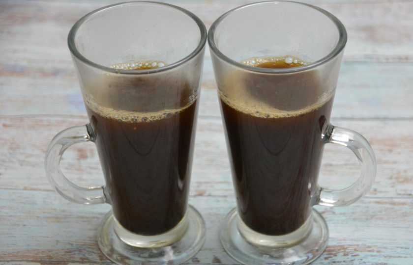 1. Этап. Кофе Масала: Влейте в бокалы сначала кофе из турки.