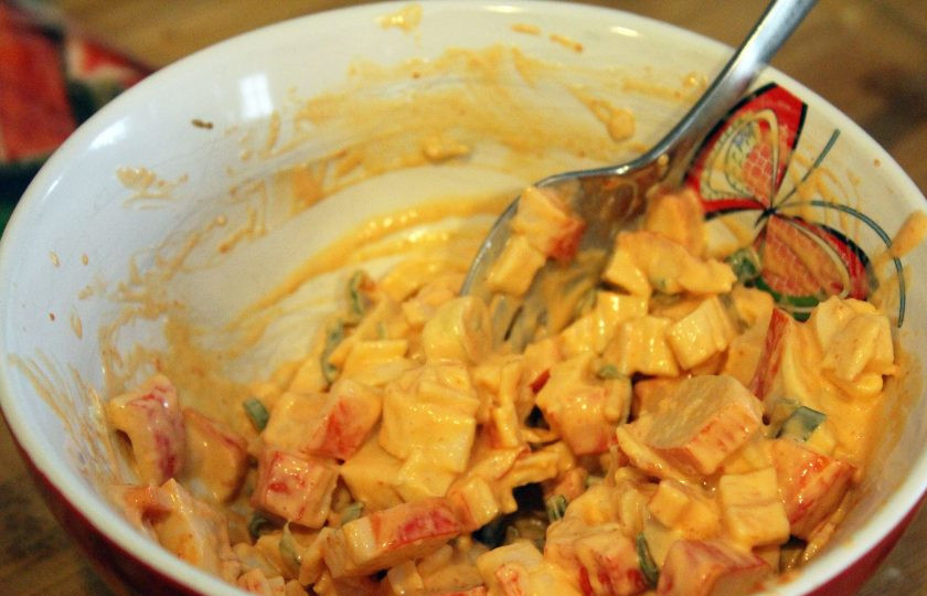 1. Этап. Простой салат из крабовых палочек: 4. Хорошенько перемешиваю блюдо и пробую на вкус (если очень остро, то добавляю еще майонез).