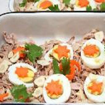 1. Этап. Куриный холодец: 5. Вдоль разрезаем яйца, кладем на мясо. Выкладываем чеснок, морковь и зелень. Остывшим и процеженным бульоном аккуратно заливаем. Убираем в холодильник.