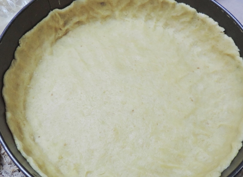 1. Этап. Арахисовый чизкейк: 7. Форму для выпекания застилаю пергаментом, достаю из холодильника тесто и немного раскатываю его, кладу внутрь формы и руками распределяю, формирую высокие края.