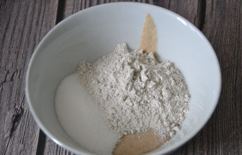 1. Этап. Деревенский квас: Если вы используете ржаную кисломолочную закваску, то перед применением ее лучше всего освежить, 