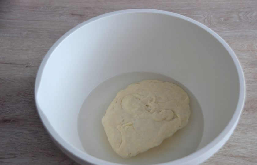 1. Этап. Чиабатта из цельнозерновой муки: Для замеса теста влейте в миску воду, растворите соль, сахар, добавьте 2 грамма свежих дрожжей для более активного процесса брожения. Можно обойтись совсем без дрожжей, но тогда увеличьте время для брожения теста. Вылейте всю закваску, хорошо размешайте.