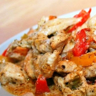 Курица с овощами в сметанном соусе