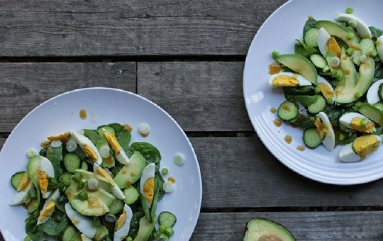 1. Этап. Салат из авокадо, яиц и огурцов: И собираем салат. Выкладываем шпинат, дольки авокадо и яйца, кружочки огурца. Поливаем заправкой. Можно добавить немного зеленого лука.