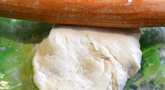 1. Этап. Итальянский пирог с клубникой: Натираем на крупной терке маргарин в муку, добавляем сахар, яйца, гашеную соду и аккуратно мешаем до образования густого теста. На пятнадцать минут отправляем в морозильник.