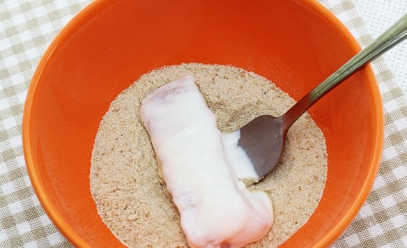 1. Этап. Рыбные наггетсы: 4. После йогурта или майонеза обваляйте кусочки рыбы в панировочные сухарях с солью.