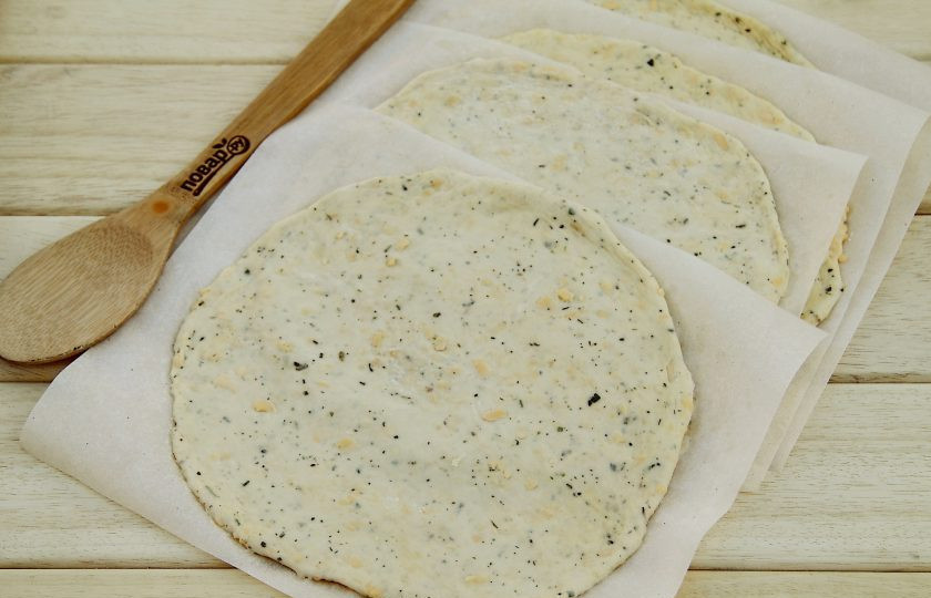 1. Этап. Лепешки на мангале: Подошедшее тесто необходимо обмять и разделить на 4 части. Из каждой части раскатайте лепешку, толщиной 4-5 мм., затем присыпьте лепешки хорошенько мукой и переложите листами пергамента.