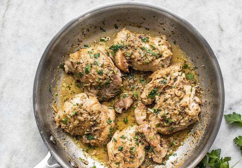1. Этап. Куриные бедрышки на сковороде: 6. Верните в сковороду обжаренные бедрышки и перемешайте аккуратно, украсьте петрушкой и подавайте их к столу.
