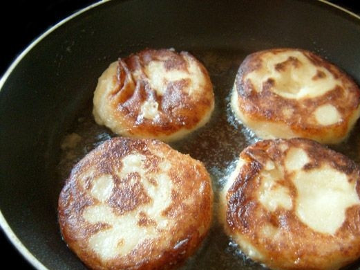 1. Этап. Биточки с киселем: 6. На среднем огне обжарить биточки до золотистой корочки с двух сторон.