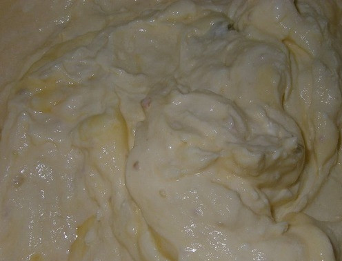 1. Этап. Творожный пирог с бананами: Выкладываем в чашу блендера творог, яйца и ванильный сахар, взбиваем. Если хотите начинку послаще, добавьте сахара по вкусу.