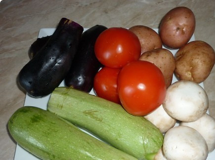 1. Этап. Гарнир к мясу в духовке: Овощи, грибы помыть и обсушить.